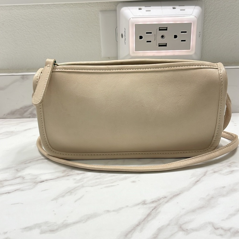 Vintage Coach Elegant Swinger Leather Crossbody Bag